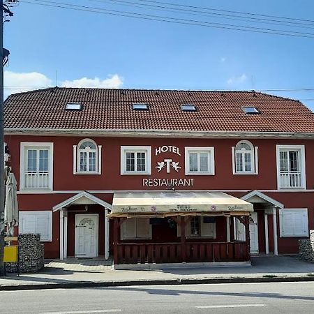 Twins Hotel Hurbanovo Eksteriør billede