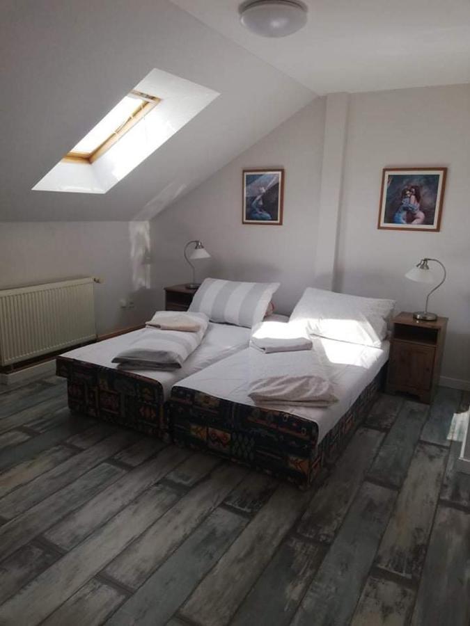 Twins Hotel Hurbanovo Eksteriør billede