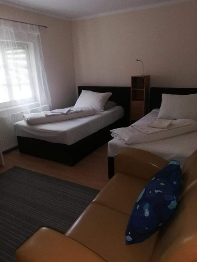 Twins Hotel Hurbanovo Eksteriør billede